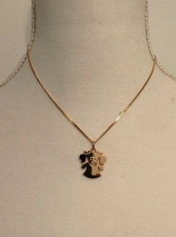 Chaine et pendentif fille à couettes doré