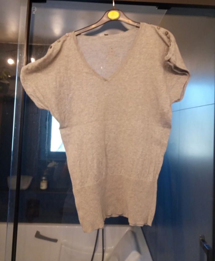 T-shirt gris col V avec étoile dans le dos - photo numéro 1