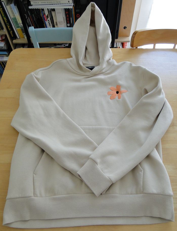 Pull capuche motif fleur brodée H&M