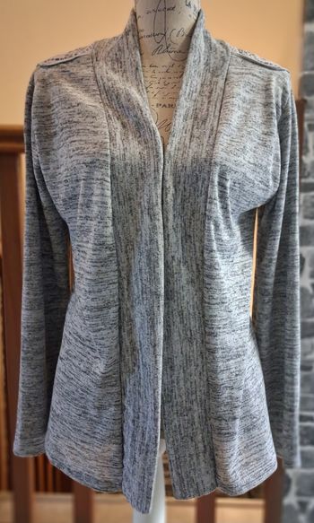 Cardigan gris sans fermeture avec le dos en dentelle