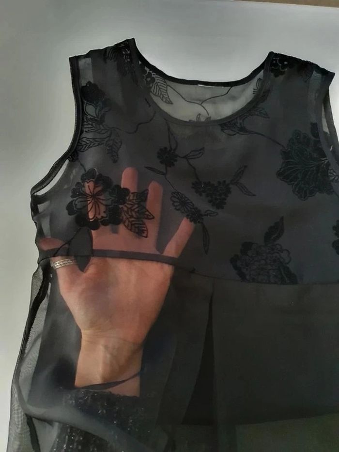 Haut sans manche noir effet voile sur le bas motifs roses noires - photo numéro 4