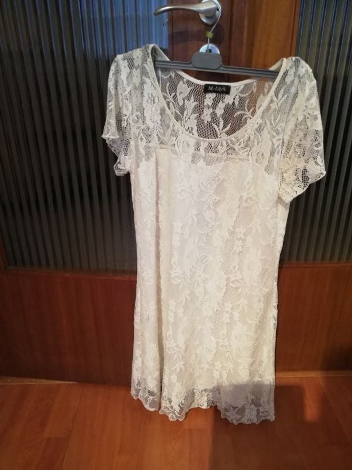 Robe femme. Blanc cassé.