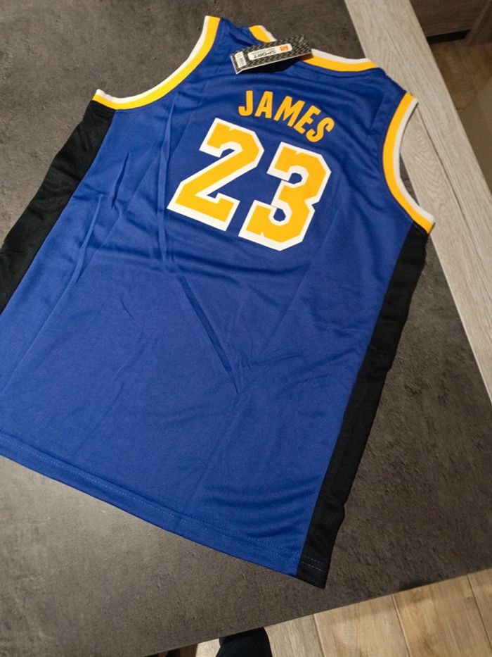Tenue NBA Los Angeles Lakers LeBron James violet. T.30 - photo numéro 2