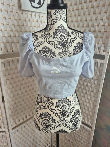 Joli crop top Puma bleu ciel  manches bouffantes en tulle femme TL / 40