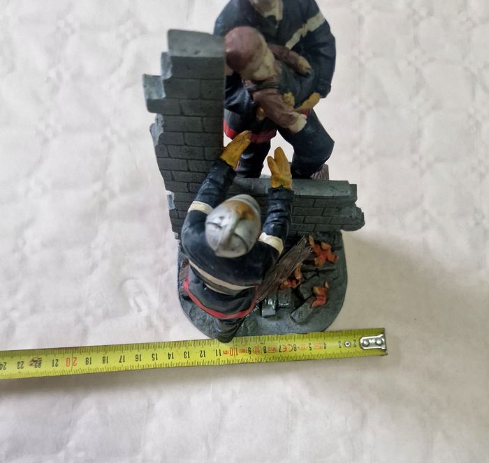 Figurine / statuette , représentant 2 pompier qui sauvent un enfant d'un bâtiment en flamme - photo numéro 6