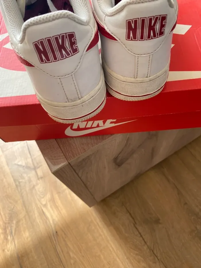 👟 NIKE Air Force 1 Blanche & Rouge – Pointure 39 – Très bon état - photo numéro 4