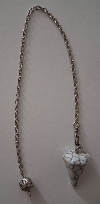 Pendule de radiesthésie en howlite