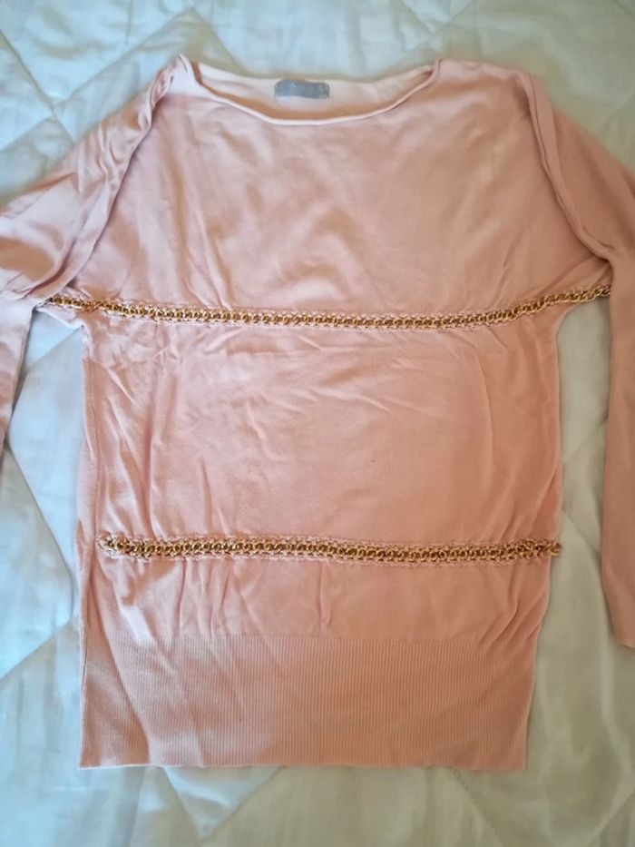 Pull rose avec chaînettes intégrées dorées