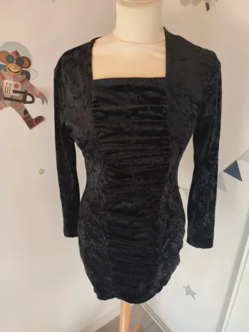 Robe en velours noir près du corps taille S