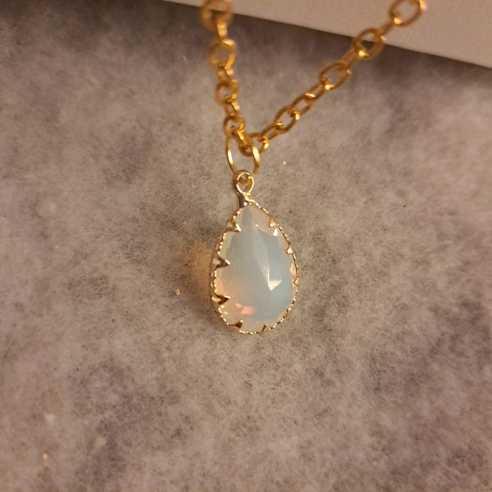 Collier doré avec pendentif blanc translucide et doré - photo numéro 5