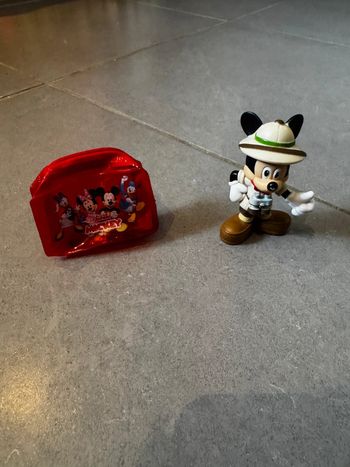 Figurine Mickey explorateur / ranger avec jumelles & Petit sac zippé rouge (Donald / Minnie)