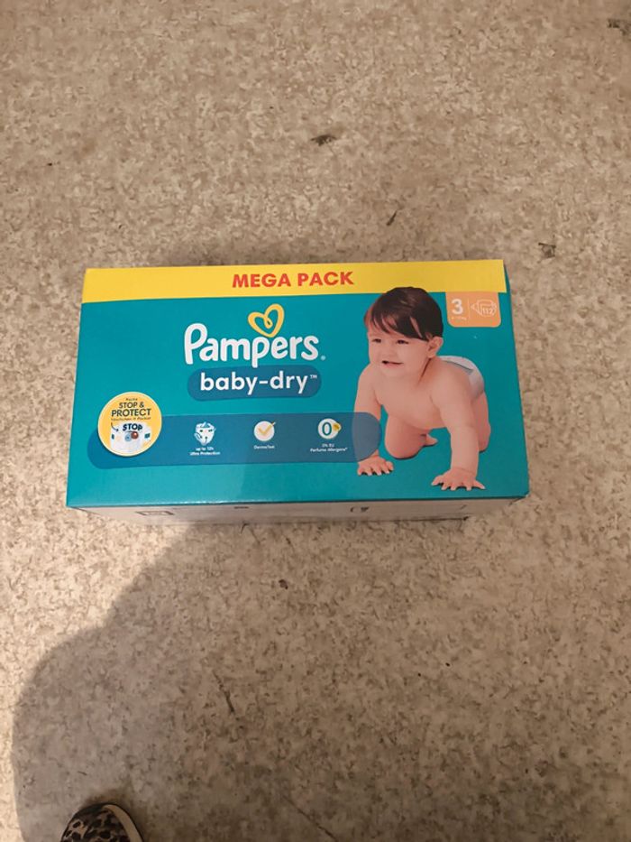 1 carton Pampers baby-dry taille 3 avec 112 couches neuves