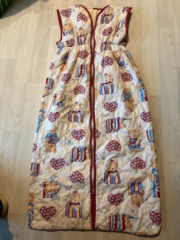 Grande gigoteuse motifs ourson bordures bordeaux petites taches