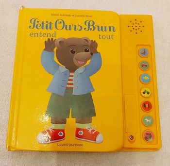 Livre petit ours brun entend tout