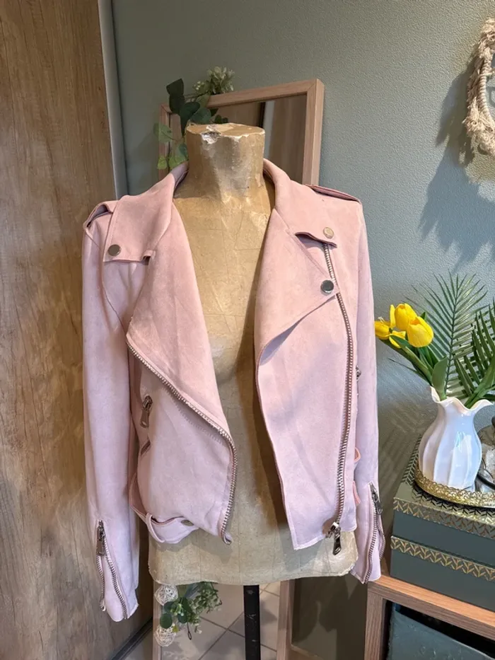 Très jolie veste en suédine coupe perfecto femme