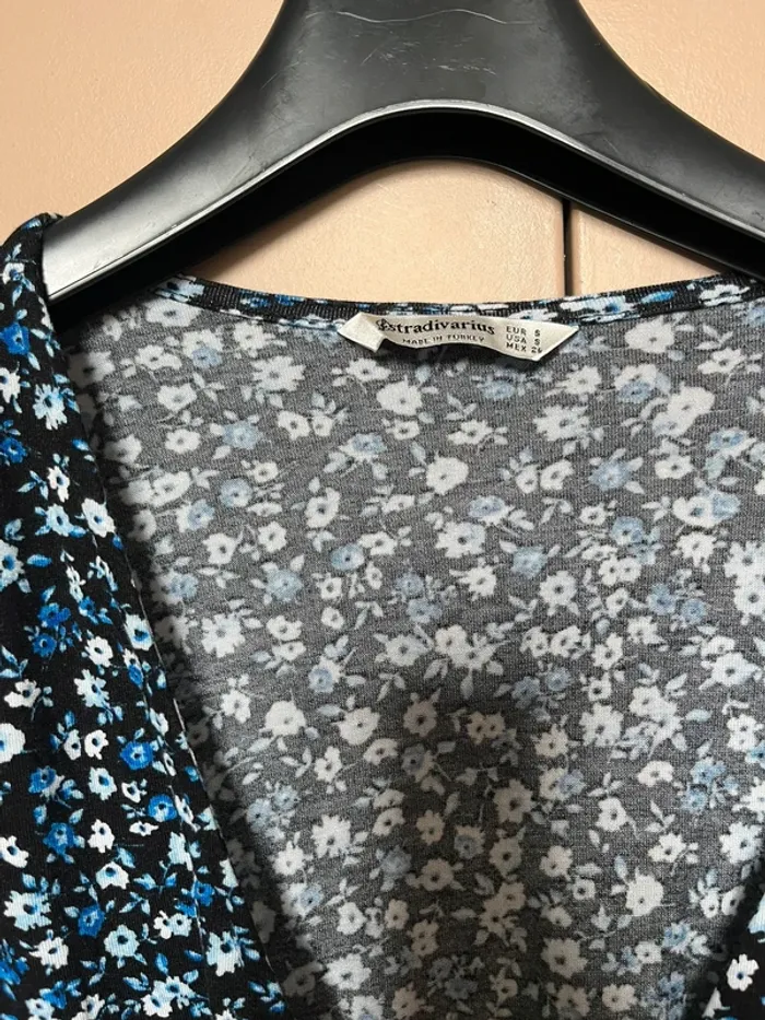 robe fleuris bleu et noir stradivarius - photo numéro 4
