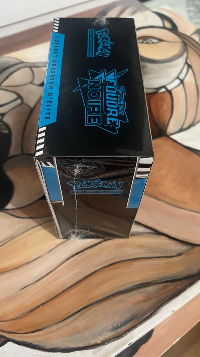 Vend cette ETB Pokémon EV10.5 foudre noire - photo numéro 2