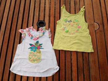 2 t-shirts sans manches