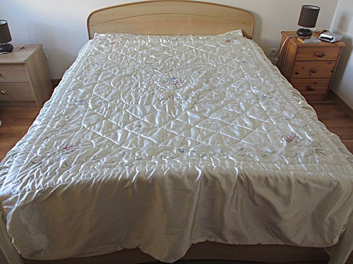 Couvre-lit écru en satin avec broderies, matelassé - photo numéro 2