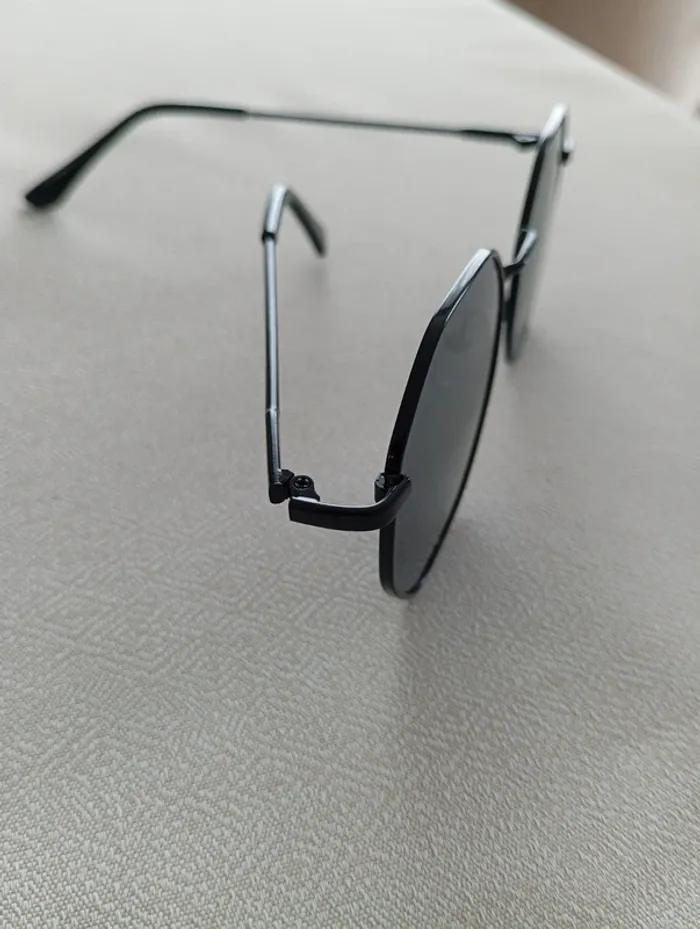 Paire de lunettes noires - photo numéro 4