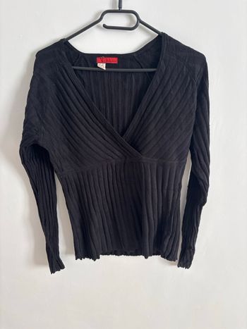 Je vends un pull bleu marine, neuf avec étiquette, jamais porté.  ✔️ État neuf ✔️ Couleur bleu marine ✔️ Col rond ✔️ Manches longues ✔️ Coupe confortable ✔️ Matière agréable et facile à porter  Modèle intemporel, idéal pour la mi-saison ou l’hiver. Se por