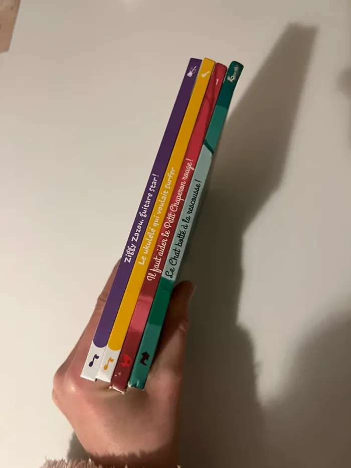 Lot de 4 livres ziggy, ukulele, chat botté et chaperon rouge - photo numéro 2