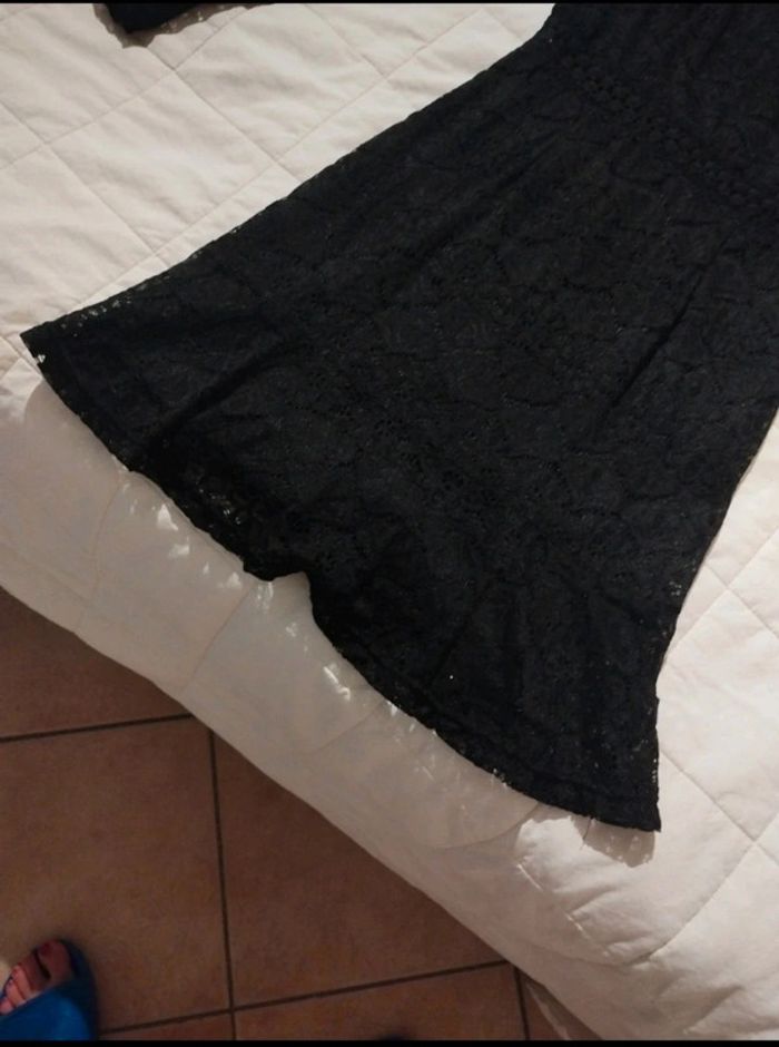 Robe en dentelle noire, partiellement ajourée - photo numéro 4