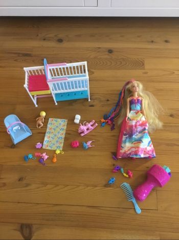 Barbie tresse + lit bebe Barbie avec accessoires