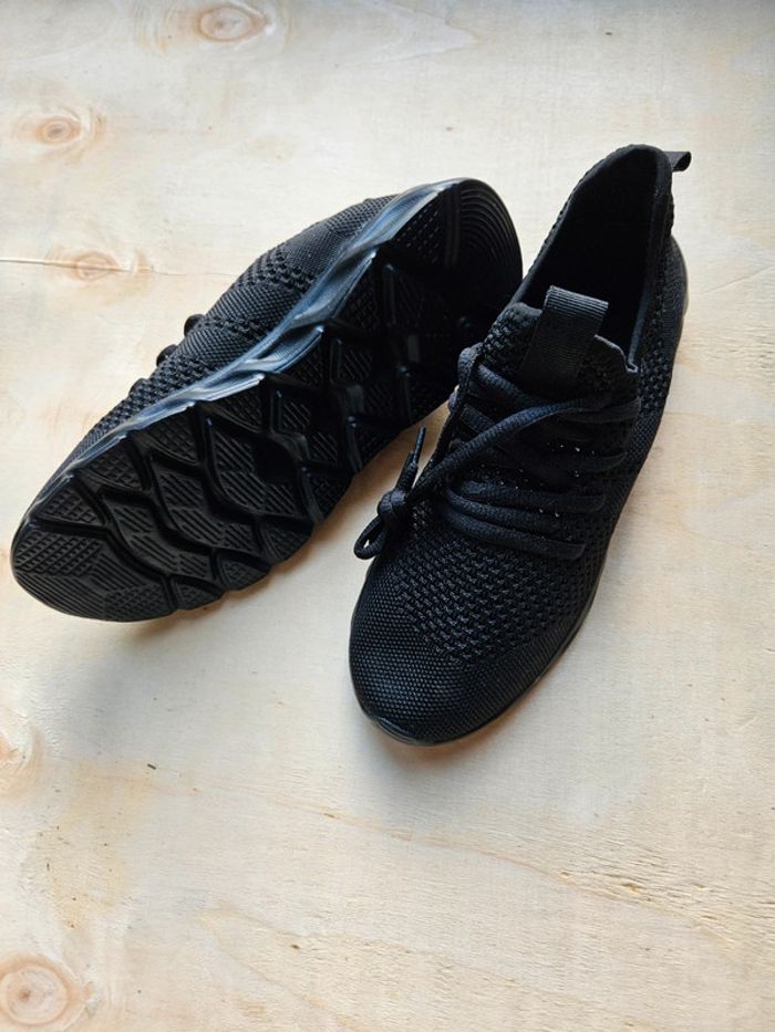 Baskets noires neuves taille 39 - photo numéro 2