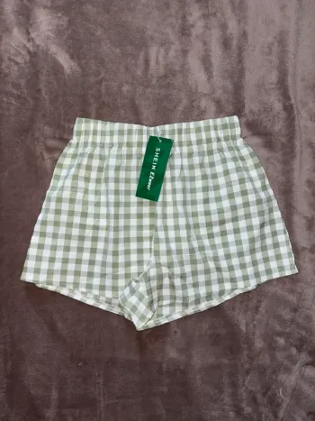 Short à carreaux SHEIN taille XS neuf avec étiquette.  Carreaux vert et blanc.