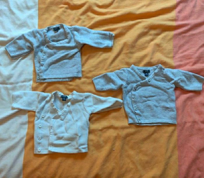 Lot de trois brassière taille naissance.