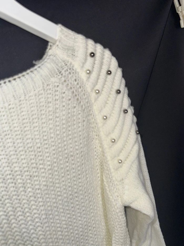 Très belle robe, crème, taille unique avec des perles sur les épaules - photo numéro 3