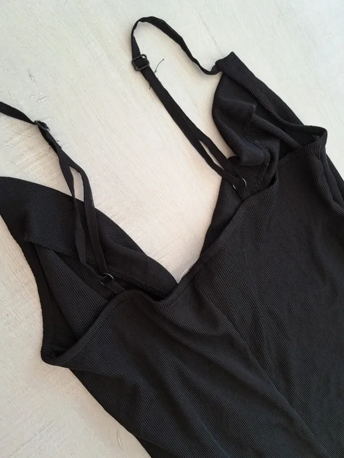 Robe noire H&M - taille XS - basique classique soirée - neuve étiquette - côtelée - décolleté en V - photo numéro 4