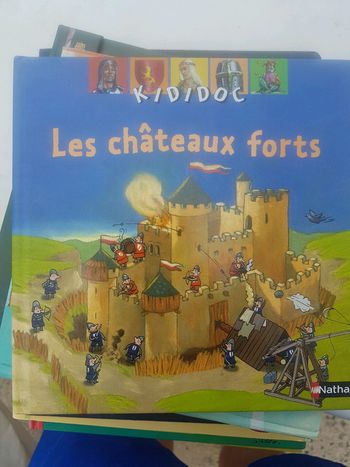Livre activités Kididoc les chateaux forts