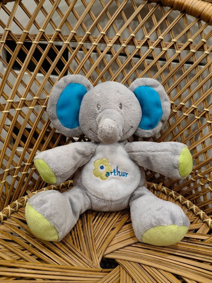 Doudou peluche éléphant Arthur et Lola bleu vert