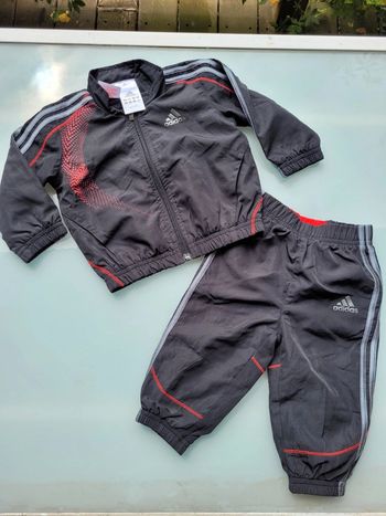 Superbe jogging Adidas Predator, noir, argenté et rouge, 6 mois