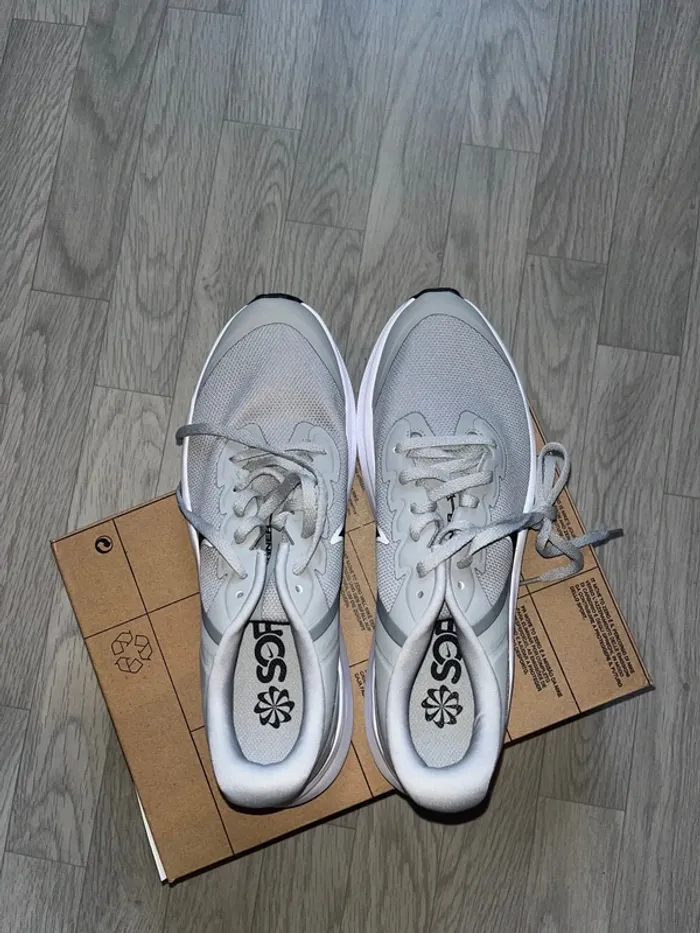 Chaussure Nike grise 38,5 - photo numéro 4
