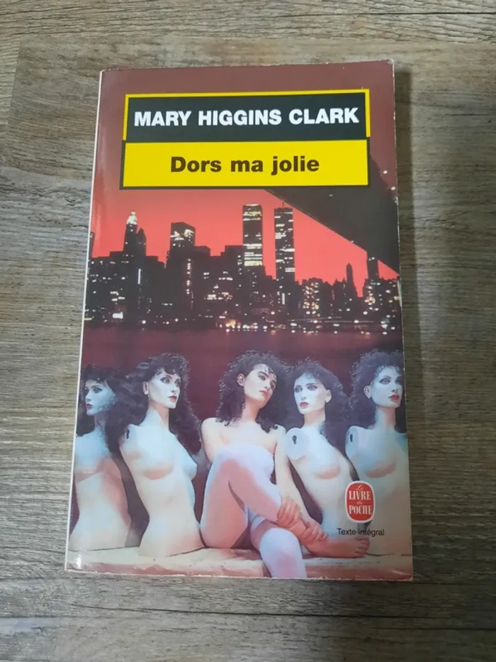 Livre: Dors ma jolie de Mary Higgins Clark.