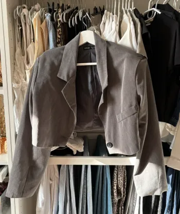 Blazer cropped gris à épaulettes