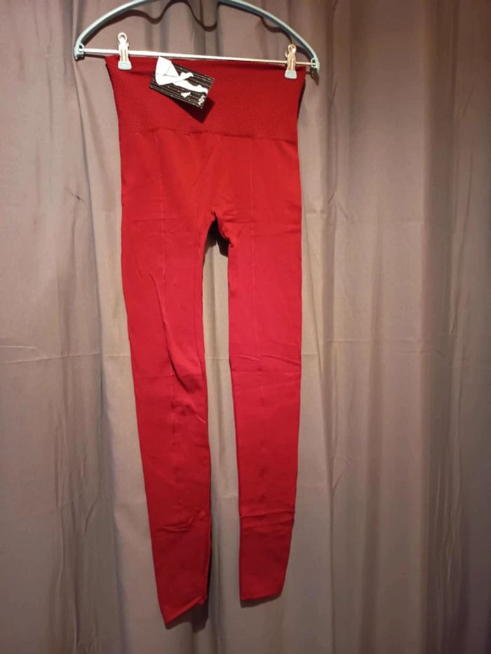 Legging, fushia . Marque Alby . Chaud un peu polaire intérieur. Matière spandex et polyester.