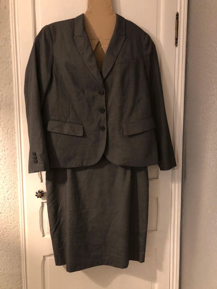 AN92: Tailleur veste/jupe gris effet fines rayures T 46/48 porté 1 fois