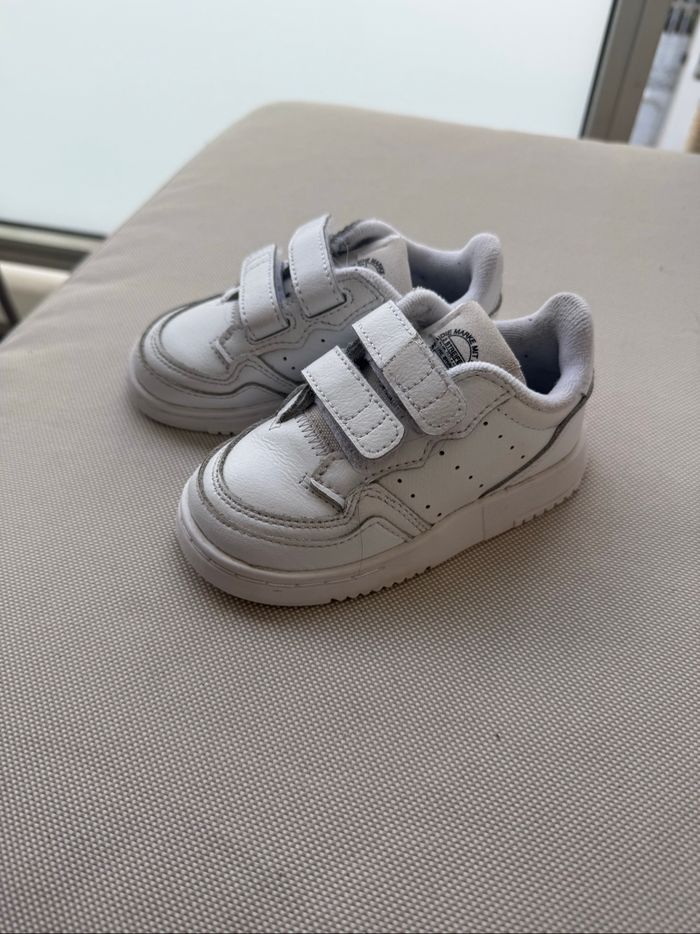 Basket Adidas Blanche en parfait état - photo numéro 2