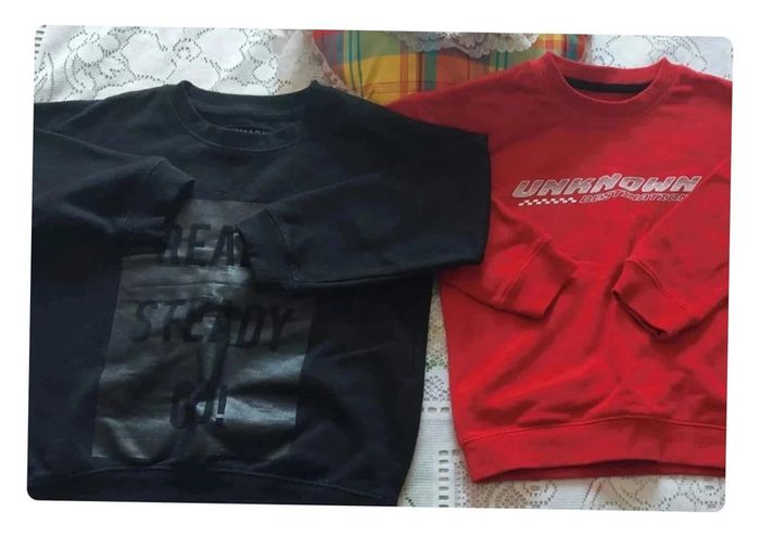 Lot de 2 sweats noir et rouge,  Primark,  en très bon état, taille 5/6 ans