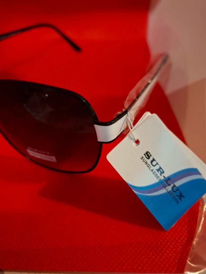 Lunettes de soleil Sur-Lux neuves avec étiquettes protection 400CE. noires et blanche - photo numéro 3
