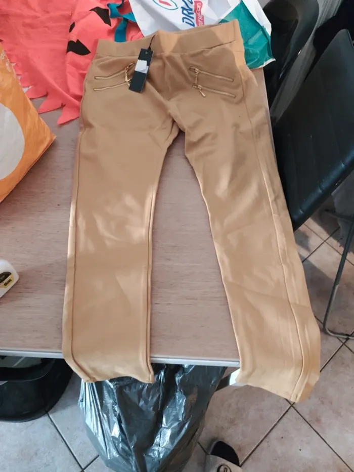 Pantalon neuf moutarde taille 46