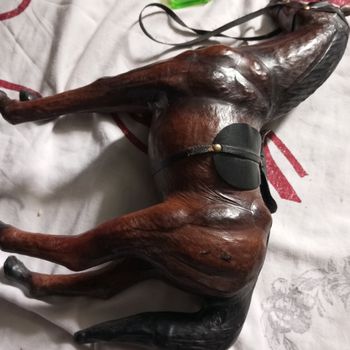 Figurines de Cheval en Cuir, 1950s

ET CHEVAL EN RÉSINE 