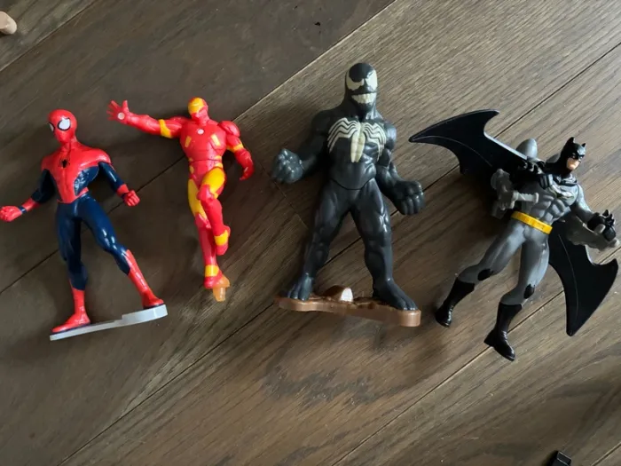 Lot de 4 figurines super-héros et voiture hotwheels Tbe Batman spiderman
