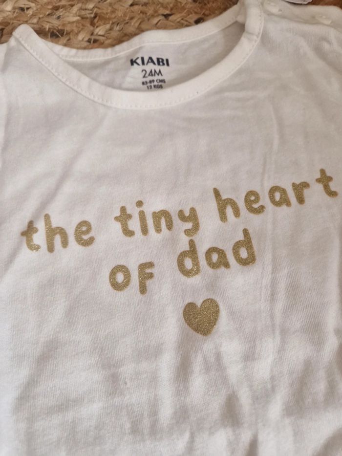 Tee shirt manches courtes blanc cassé avec imprimé doré à paillettes Kiabi neuf avec 🏷 🍓24 mois🍓 - photo numéro 2