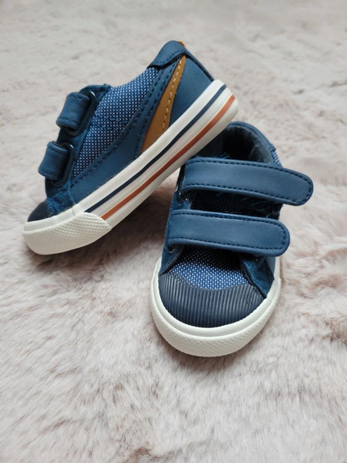 Chaussures à scratch pointure 18