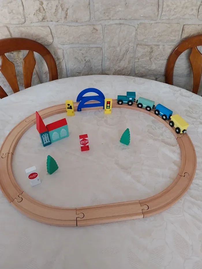 Petit train aimanté avec circuit en bois avec sa boite / 24 pièces/ Hema. Très bon état.